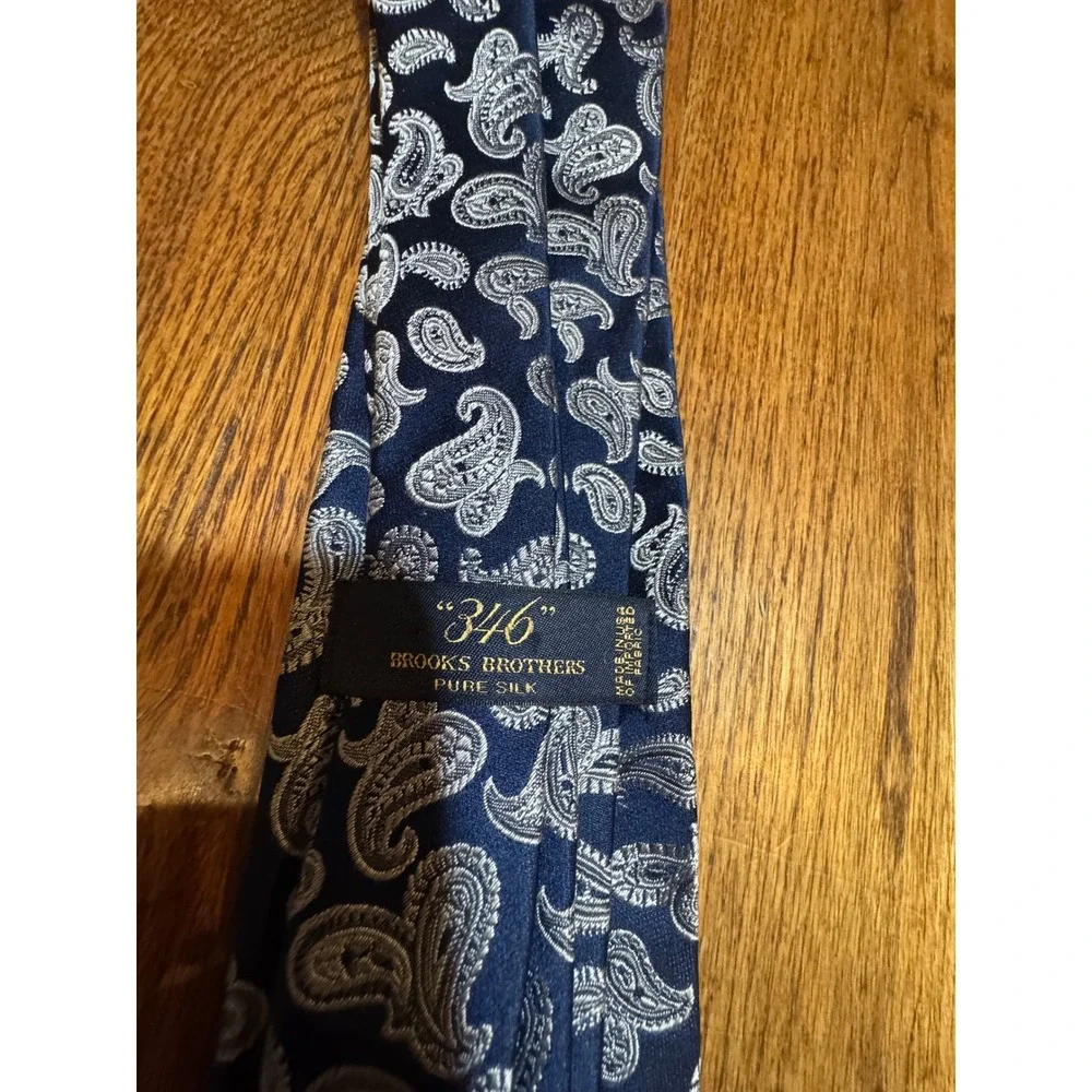 Brooks Brothers 346 Mens Navy Blue‎ Silver Paisley Pure Silk Necktie Tie